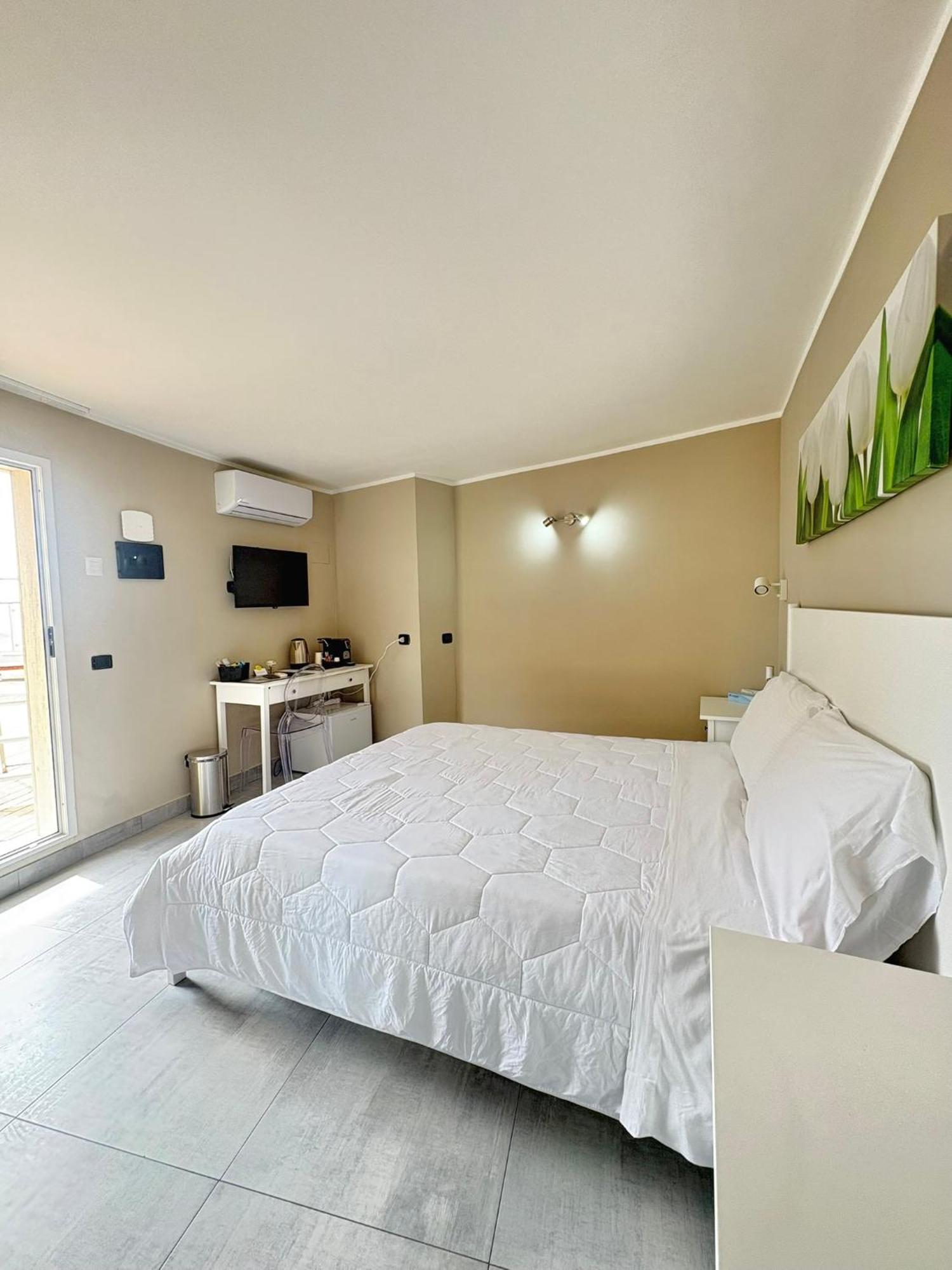 Aldiva Rooms Torvaianica Bagian luar foto